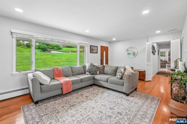31 Surrey Drive, Wayne, NJ 07470