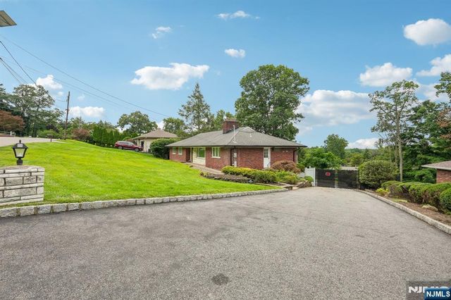 31 Surrey Drive, Wayne, NJ 07470