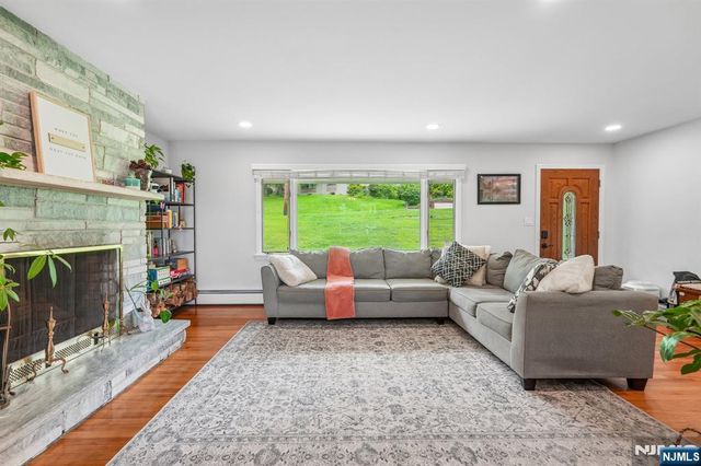 31 Surrey Drive, Wayne, NJ 07470