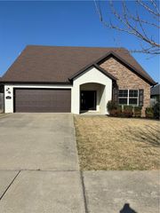 4400 SW Eggersway Place, Bentonville, AR 72712