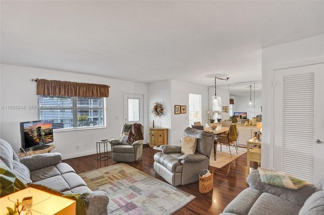 580 Egret Dr 220, Hallandale Beach, FL 33009