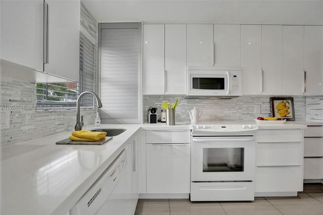 580 Egret Dr 220, Hallandale Beach, FL 33009