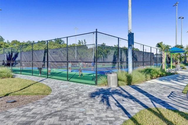 580 Egret Dr 220, Hallandale Beach, FL 33009