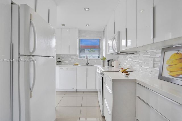 580 Egret Dr 220, Hallandale Beach, FL 33009