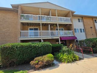 910 Beau Drive 202, Des Plaines, IL 60016