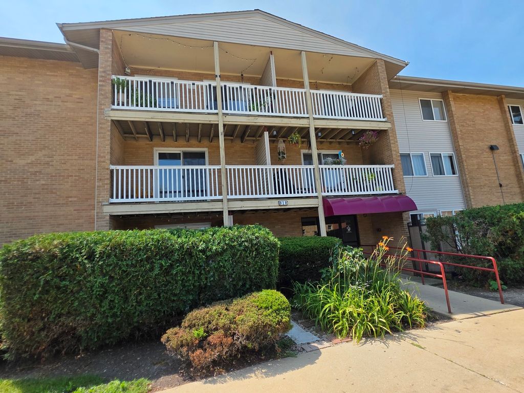 910 Beau Drive 202, Des Plaines, IL 60016