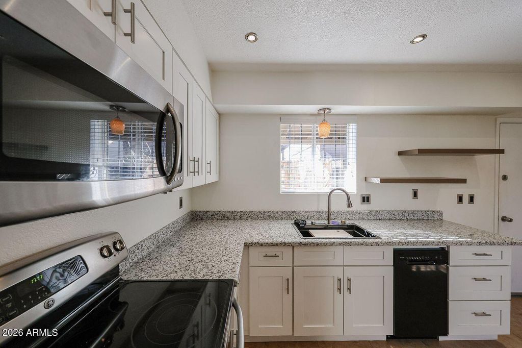 3326 W TANGERINE Lane W, Phoenix, AZ 85051 — photo 2