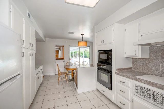 19443 Superior Street, Northridge, CA 91324