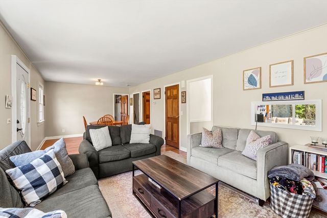 5 Pershing Ave, Acushnet, MA 02743