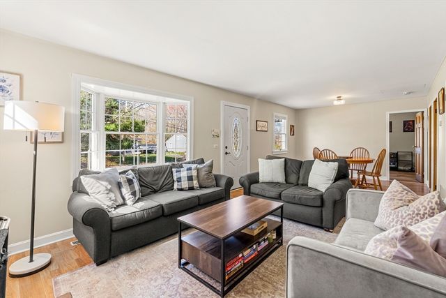 5 Pershing Ave, Acushnet, MA 02743