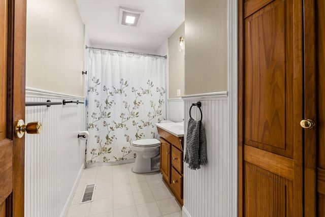 5 Pershing Ave, Acushnet, MA 02743