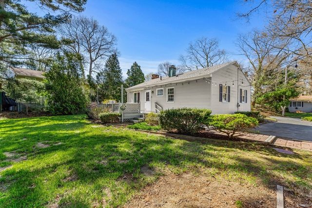 5 Pershing Ave, Acushnet, MA 02743