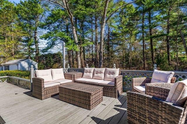 5 Pershing Ave, Acushnet, MA 02743