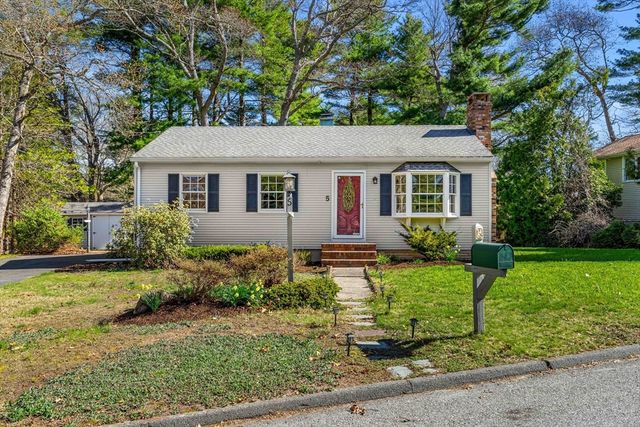 5 Pershing Ave, Acushnet, MA 02743