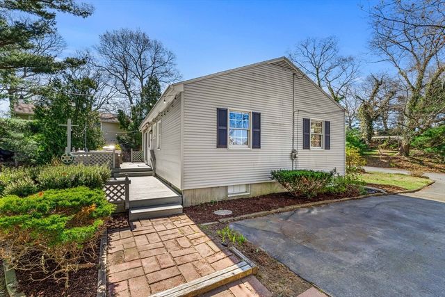 5 Pershing Ave, Acushnet, MA 02743