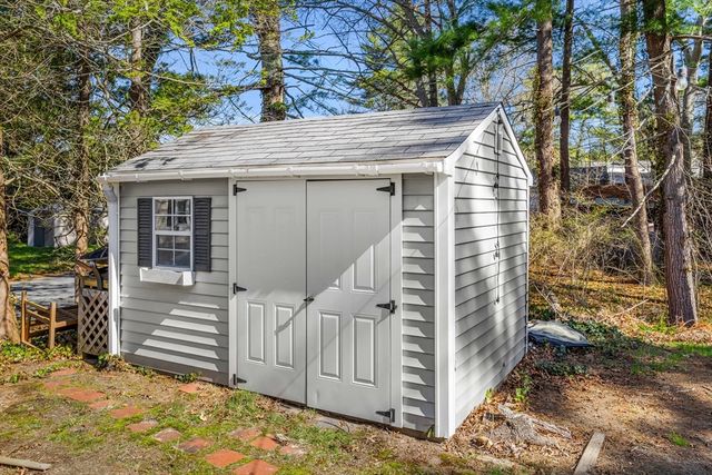 5 Pershing Ave, Acushnet, MA 02743