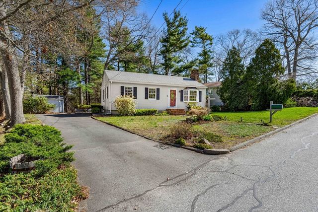 5 Pershing Ave, Acushnet, MA 02743