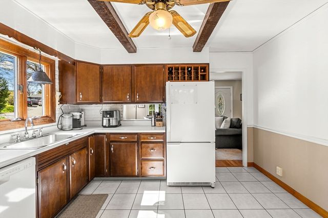 5 Pershing Ave, Acushnet, MA 02743