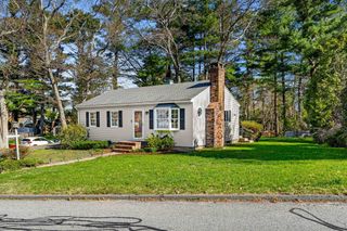 5 Pershing Ave, Acushnet, MA 02743