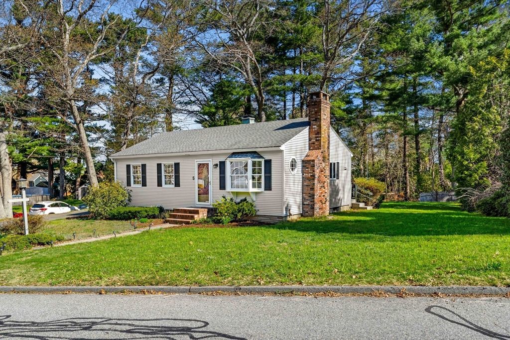 5 Pershing Ave, Acushnet, MA 02743