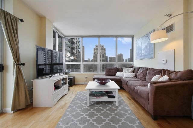 330 W Grand Avenue 1706, Chicago, IL 60654