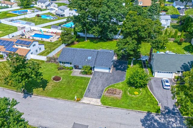 60 Thomas Street, Coram, NY 11727