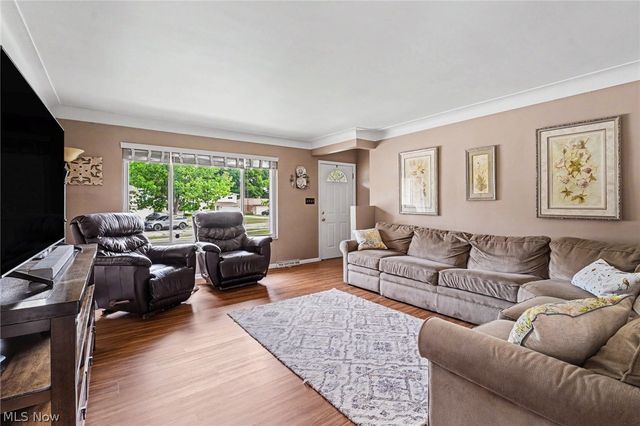 272 N Skyline Drive, Seven Hills, OH 44131