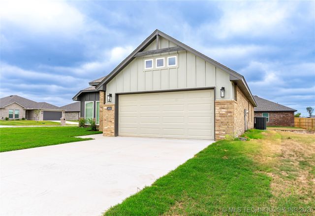 2430 W South Street, Collinsville, OK 74021