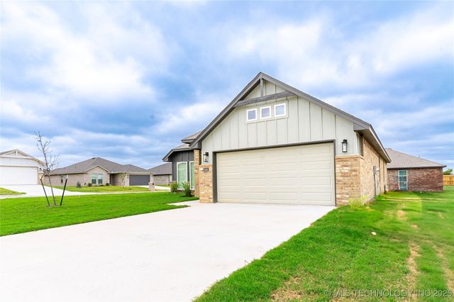 2430 W South Street, Collinsville, OK 74021