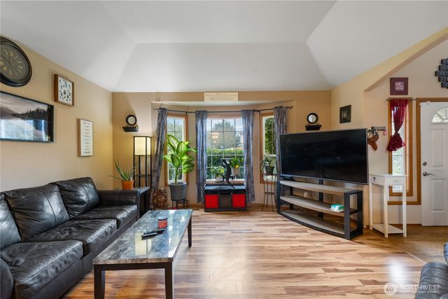 550 SW Muzzall Street, Oak Harbor, WA 98277