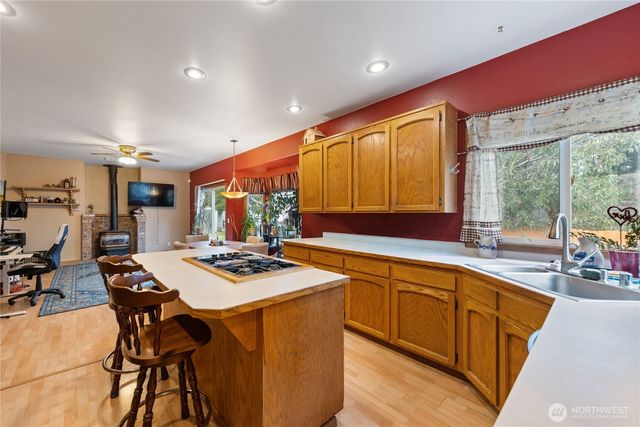 550 SW Muzzall Street, Oak Harbor, WA 98277