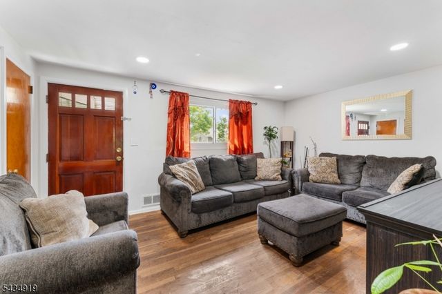 210 Buchanan St, Linden City, NJ 07036