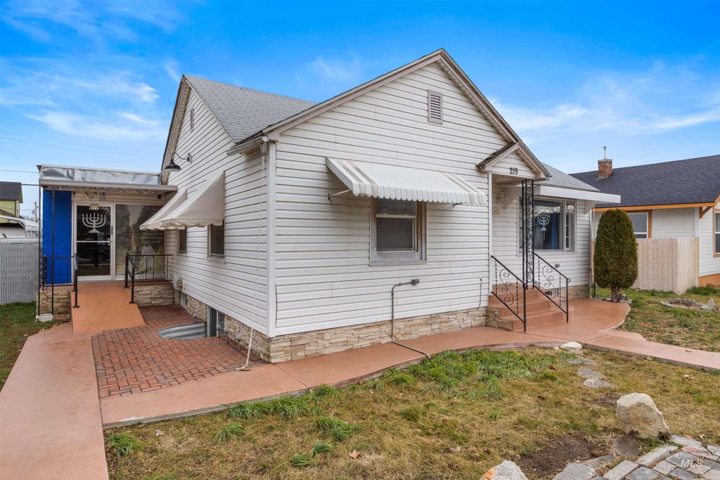 219 Cleveland Blvd, Caldwell, ID 83605 photo 1