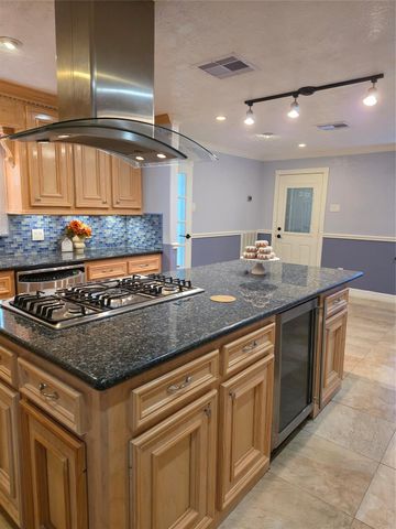 1802 Oaks Drive, Pasadena, TX 77502