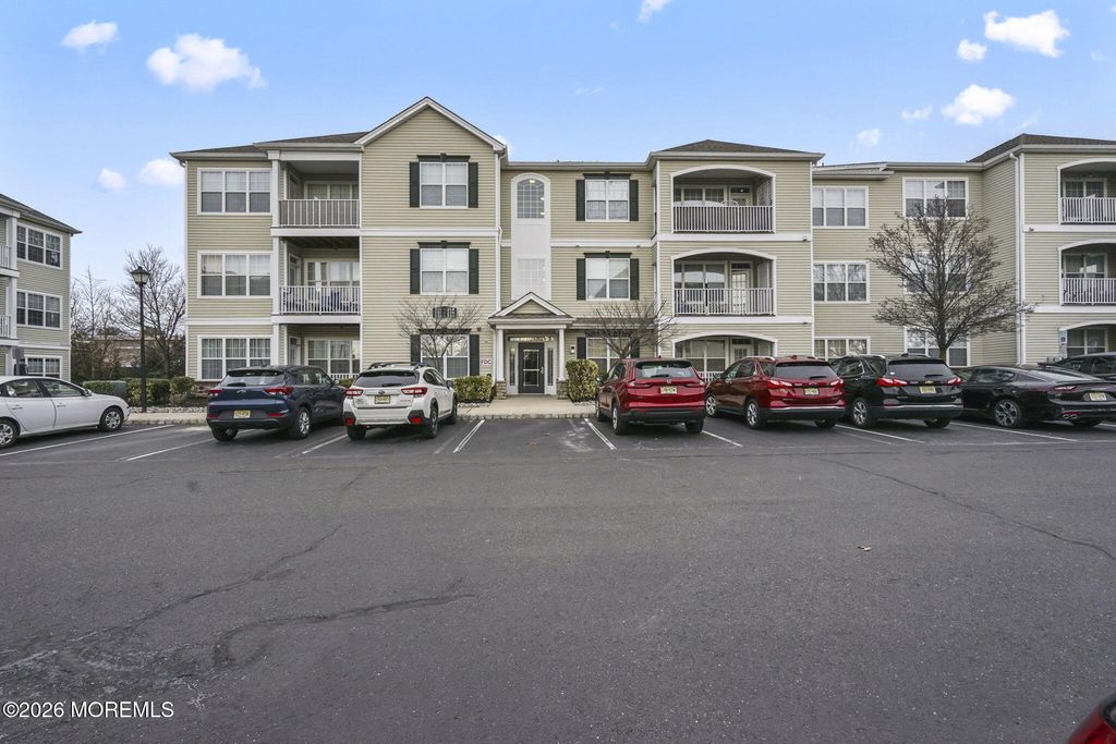 224 Mill Pond Way 36, Eatontown, NJ 07724
