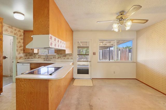 6928 Forman Way, Sacramento, CA 95828