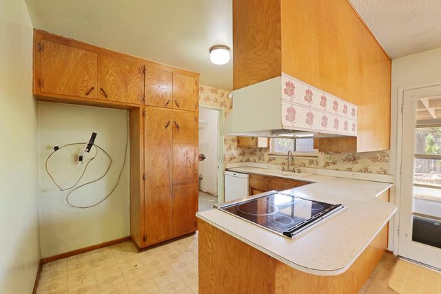 6928 Forman Way, Sacramento, CA 95828