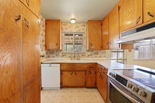 6928 Forman Way, Sacramento, CA 95828