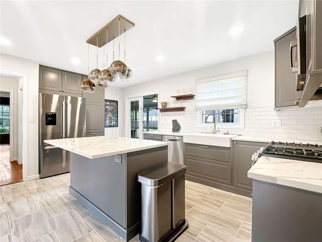 2484 POWERS FERRY Drive SE, Marietta, GA 30067