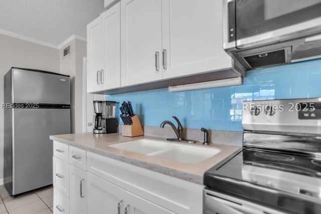 40 Folly Field Rd Apt A215, Hilton Head Island, SC 29928