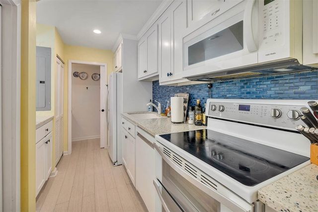 548 Oglethorpe Ave 11, St Simons Island, GA 31522