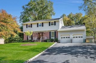 8 Cedar Ln, Roseland Boro, NJ 07068