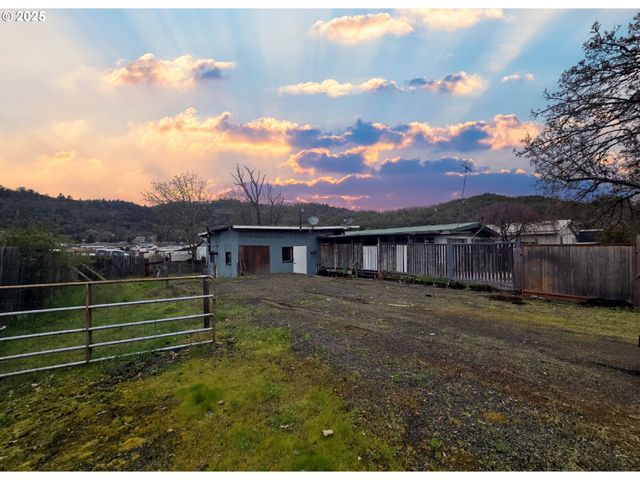 3668 JOSEPH St, Roseburg, OR 97470