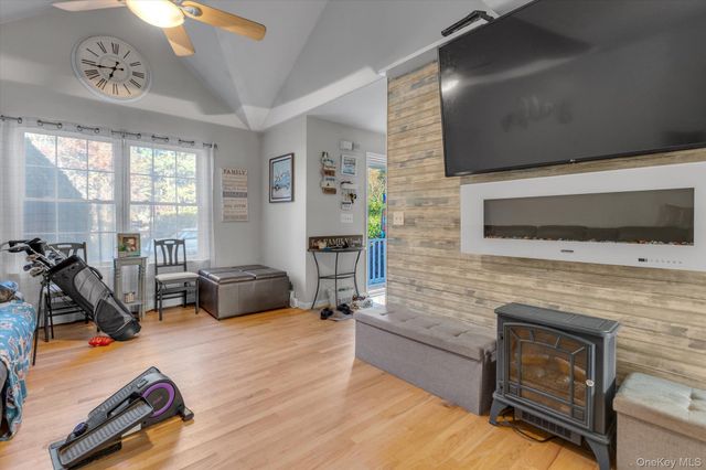 17 Ostend Circle, Shirley, NY 11967