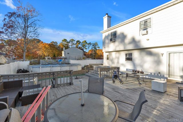 17 Ostend Circle, Shirley, NY 11967