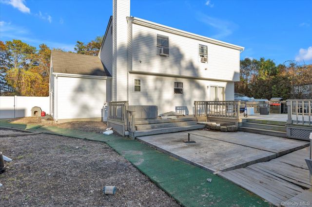 17 Ostend Circle, Shirley, NY 11967