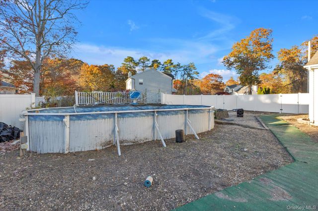 17 Ostend Circle, Shirley, NY 11967