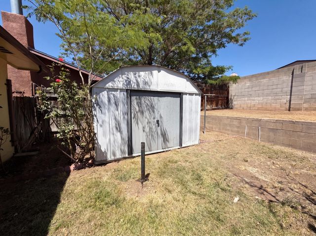 816 Omaha Street NE, Albuquerque, NM 87123