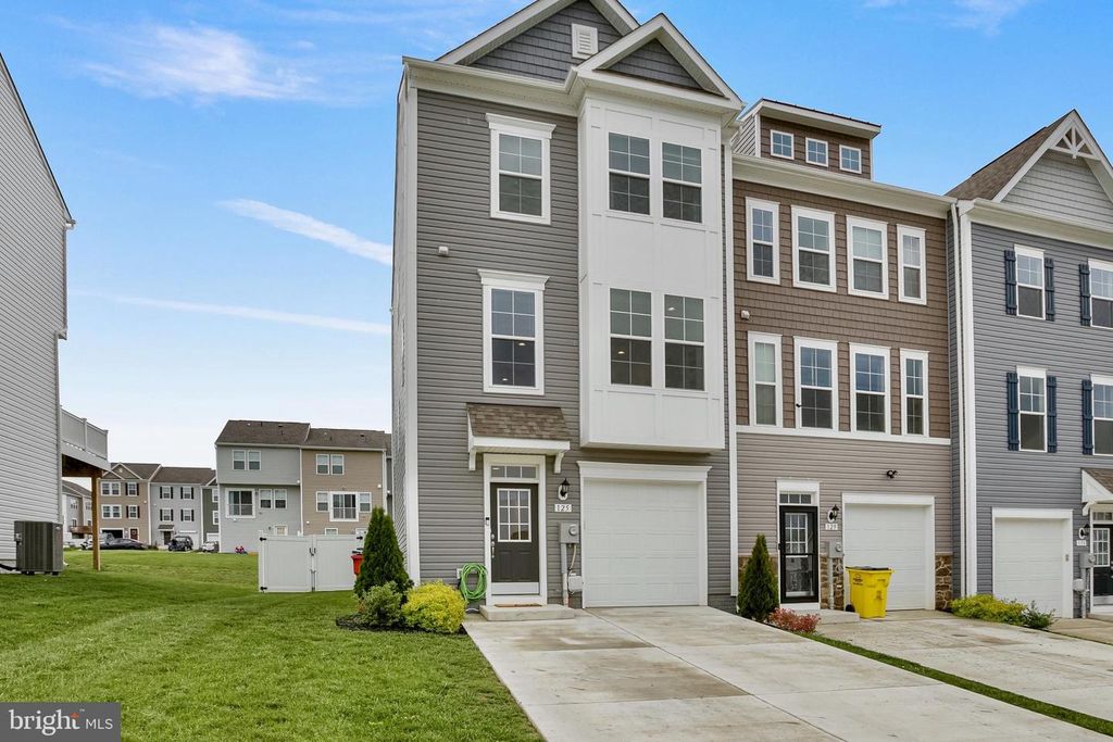 125 MOSSDALE BLVD, Falling Waters, WV 25419