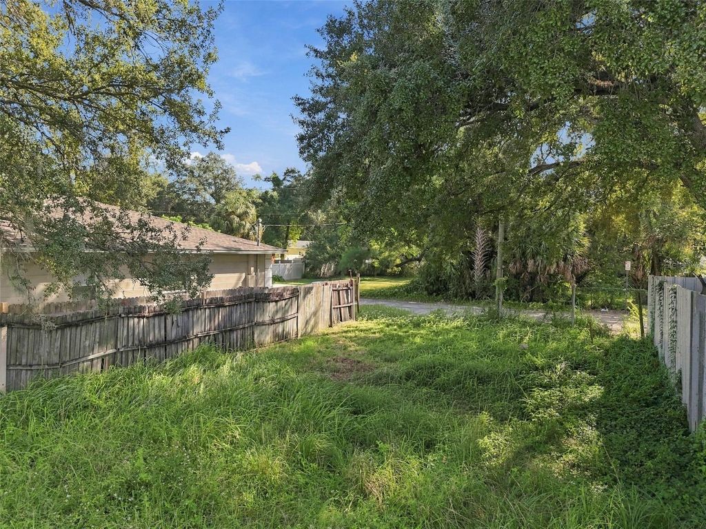 Image 5 of property listing at 4620 N 35TH STREET, Tampa, FL 33610